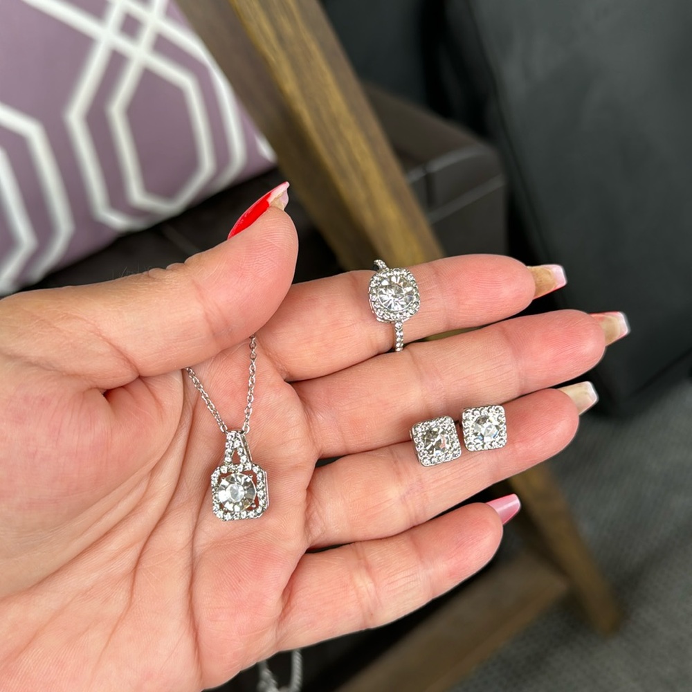 Set necklace ring and earrings